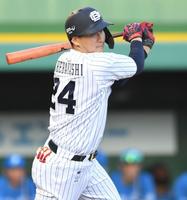 　７回、勝ち越しとなる２点適時打を放つ紅林（撮影・北村雅宏）