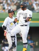 　７回、３ランを放ったセデーニョは紅林（左）に迎えられる（撮影・北村雅宏）