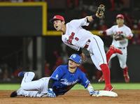 　７回、代打・川越の左前打で一走・村松が二塁タッチアウトとなる