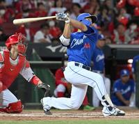 　７回、代打・川越が左前に適時打を放つ