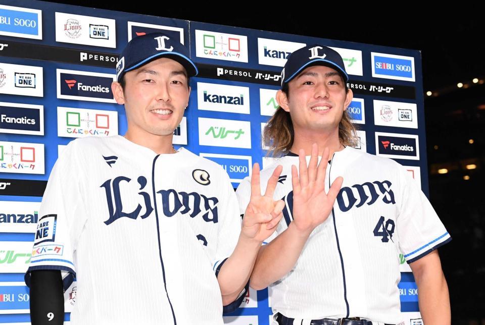 　ポーズをとる源田（左）と今井（撮影・園田高夫）