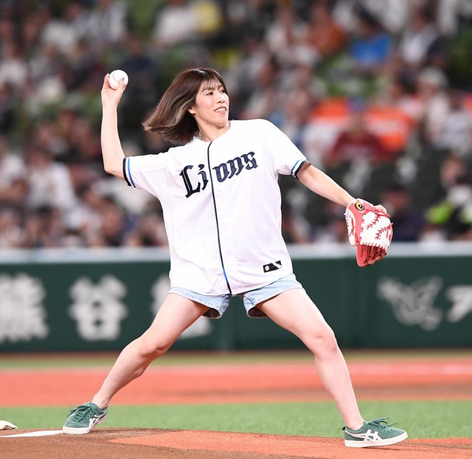 　始球式を務めた吉田沙保里さん（撮影・園田高夫）