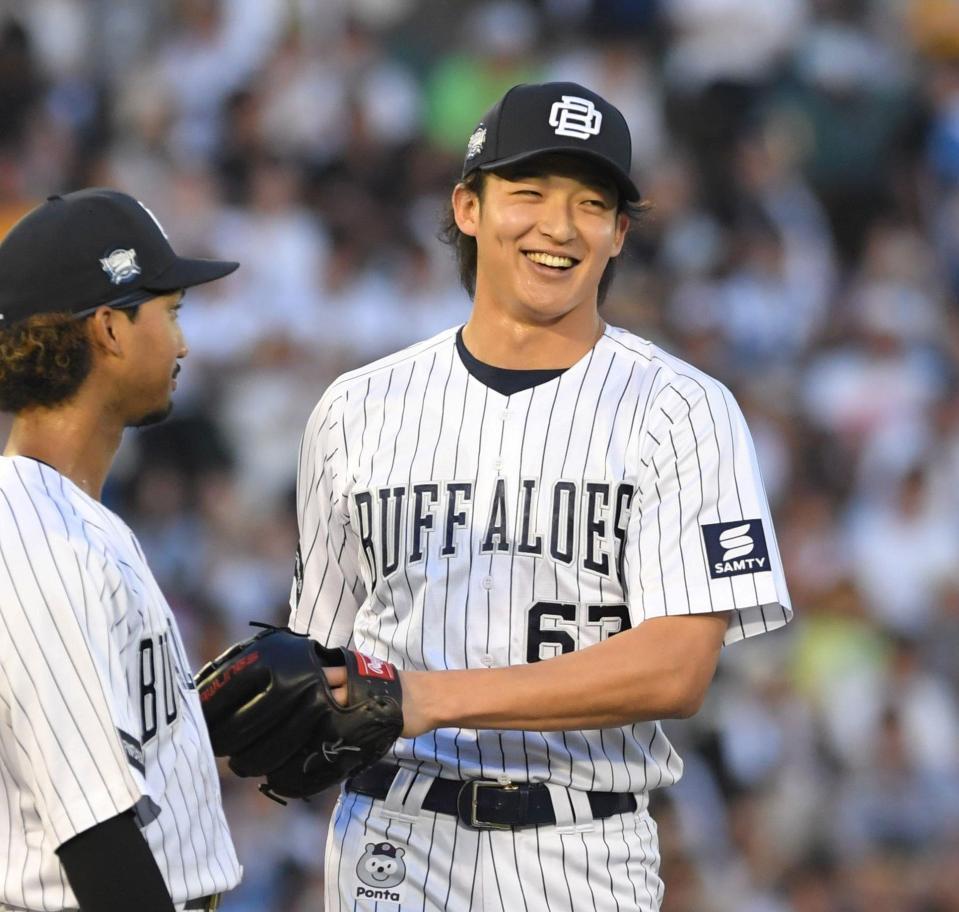 　９回、最後を締めた山崎颯（右）は笑顔を見せる（撮影・北村雅宏）