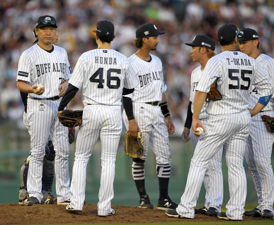 　９回途中、自らマウンドに出向く中嶋監督（左端）＝撮影・北村雅宏