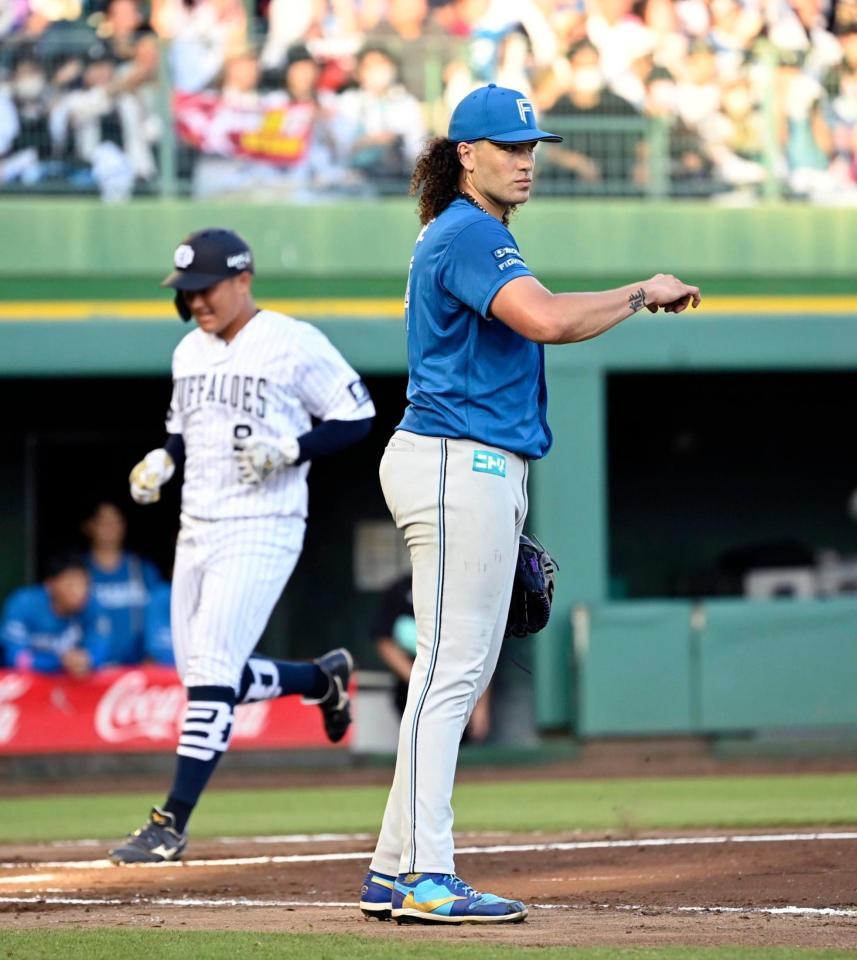 　７回、オリックスに勝ち越しを許したポンセ。左は生還した野口