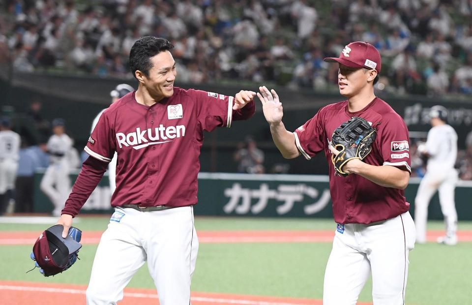 　５回、好守の辰己（右）を笑顔で迎える則本（撮影・園田高夫）