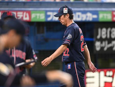 　リリーフ陣が踏ん張れず渋い表情の高津監督（撮影・金田祐二）