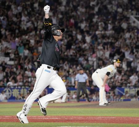 　９回ロッテ２死一塁、逆転サヨナラ２ランを放ち、ガッツポーズする代打角中。右は投手オスナ＝ＺＯＺＯマリン