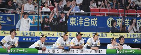 　９回、勝利を目前に角中のサヨナラ本塁打を打たれ打球を見つめる柳田（左から３人目）石川（右から２人目）近藤（左）＝撮影・三好信也