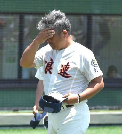 　試合に敗れ、厳しい表情の浪速・遠山監督