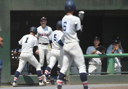 　４回、浦和学院・篠塚の二ゴロで２点目を挙げ喜ぶ森監督（左から２人目）らナイン（撮影・佐々木彰尚）