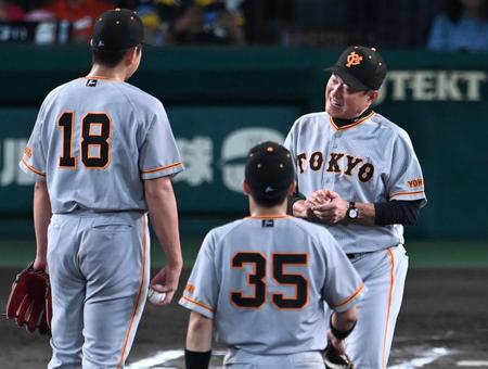　６回、菅野（１８）に降板を告げる原監督（撮影・飯室逸平）