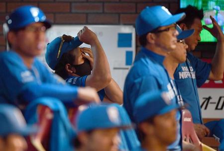 　５回、先発・加藤貴が村林に中越え三塁打を打たれベンチで帽子を脱いで汗をぬぐう新庄監督（後方）＝撮影・開出牧