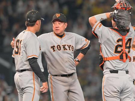 　７回、自らマウンドへ行き堀田（左）を交代させる原監督（撮影・立川洋一郎）