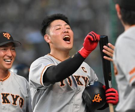 　４回、同点ソロを放ち、雄たけびを上げる岡本和（撮影・高部洋祐）