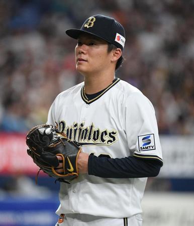 　８回途中３失点で降板する山本（撮影・石井剣太郎）