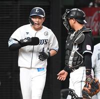 　３回、死球を受けるも治療を終え試合に復帰する源田（左）＝撮影・三好信也