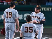 　６回、菅野（１８）に降板を告げる原監督（撮影・飯室逸平）