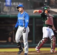 　４回、三振に倒れ首をかしげる清宮幸太郎（左）＝撮影・開出牧