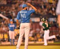 　８回、浅村（右後方）に左越えソロを打たれたロドリゲス（撮影・開出牧）