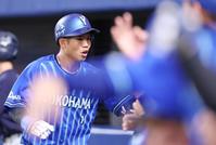 　５回、左越えソロを放ち、ナインに迎えられる桑原