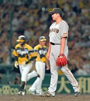 　６回、大山に逆転２ランを浴びる菅野（撮影・立川洋一郎）