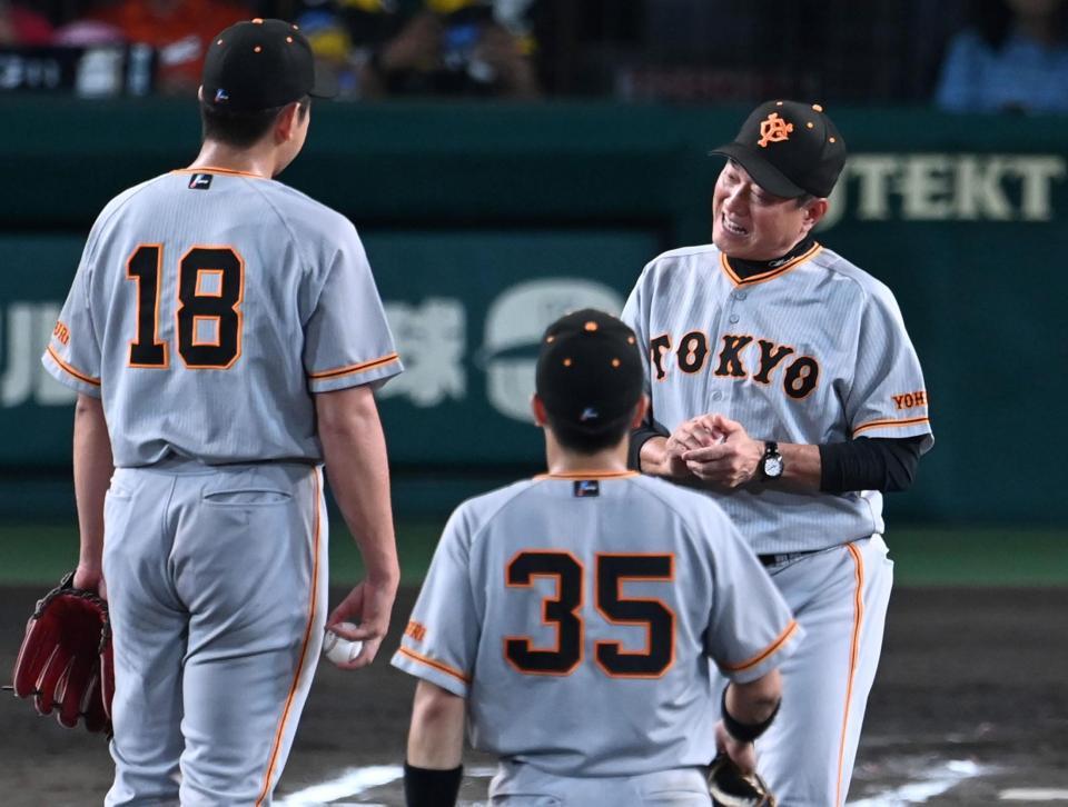 　６回、菅野（１８）に降板を告げる原監督（撮影・飯室逸平）