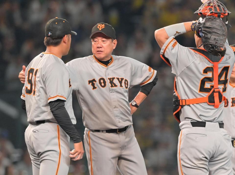 　７回、自らマウンドへ行き堀田（左）を交代させる原監督（撮影・立川洋一郎）