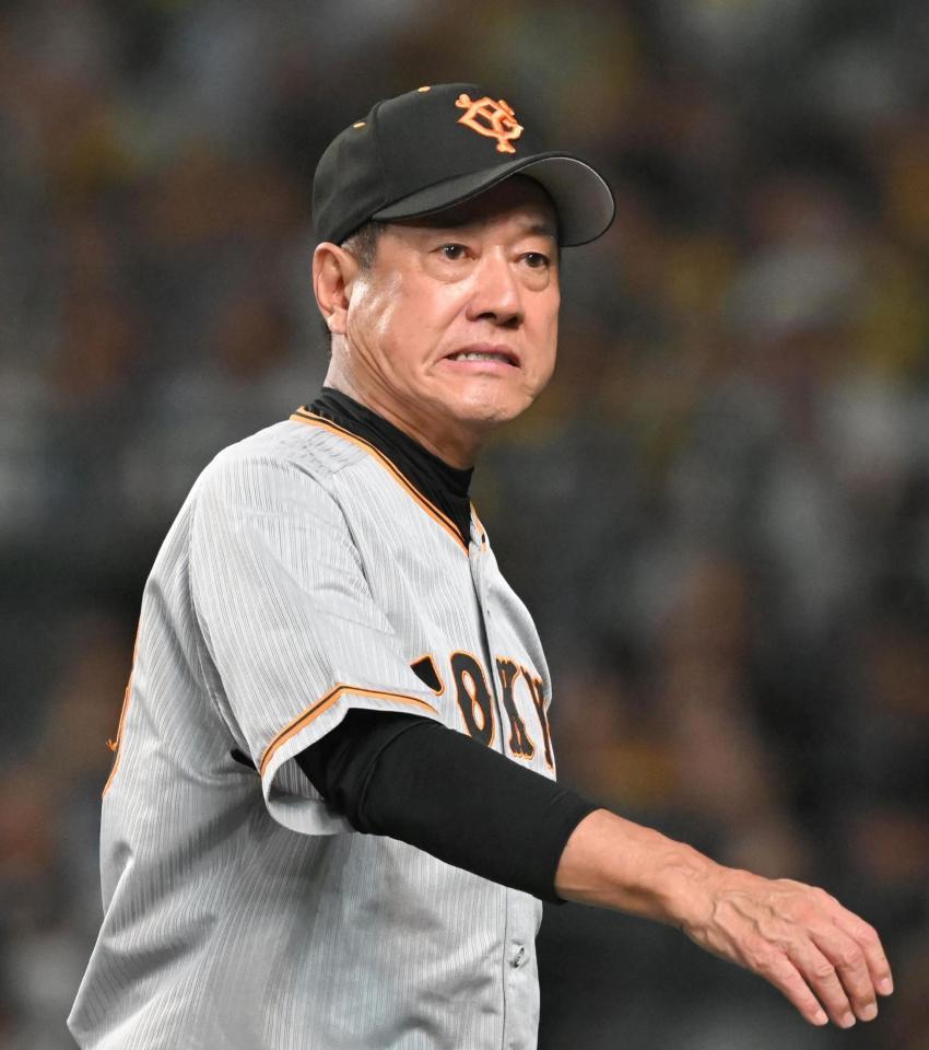　６回、選手交代を告げ、厳しい表情でベンチに戻る原監督（撮影・高部洋祐）