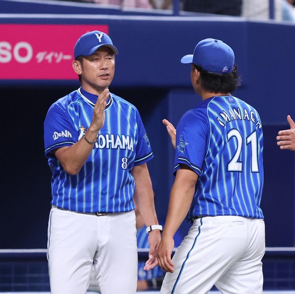 中日に勝ち、今永（右）を迎える三浦監督