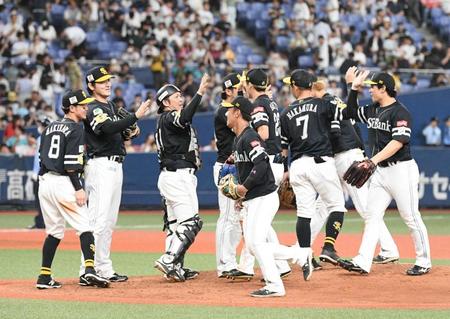 　試合に勝利し、喜ぶソフトバンクナイン（撮影・石井剣太郎）