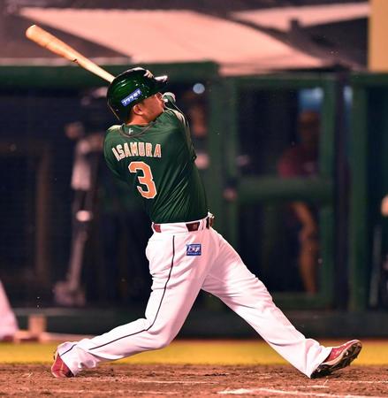 　８回、左越えソロを放つ浅村（撮影・開出牧）