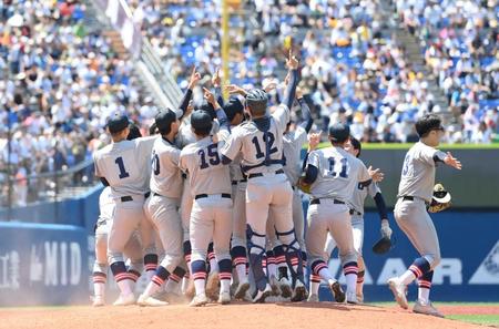 　神奈川県大会を制し、歓喜に沸く慶応ナイン（撮影・伊藤笙子）