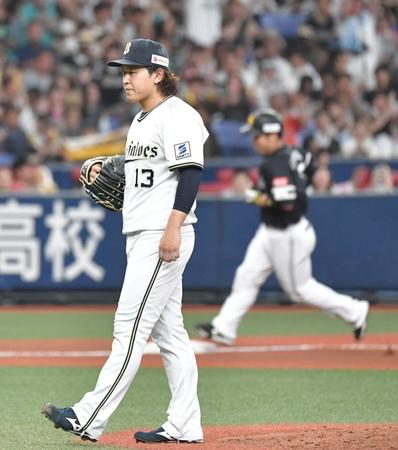 　６回、近藤（奥）に本塁打を放たれた宮城（撮影・石井剣太郎）