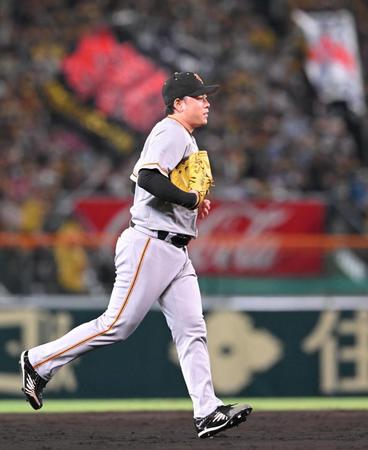 　７回、阪神ファンのブーイングを浴びながら登場する高梨（撮影・高部洋祐）