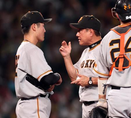 　７回、マウンドで菊地（左）に降板を告げる原監督（撮影・山口登）