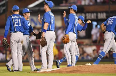 　連敗を脱出しタッチを交わす清宮（左手前）ら日本ハムナイン（撮影・開出牧）