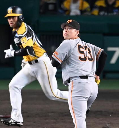 　７回、坂本に勝ち越し犠飛を打たれる高梨（撮影・飯室逸平）