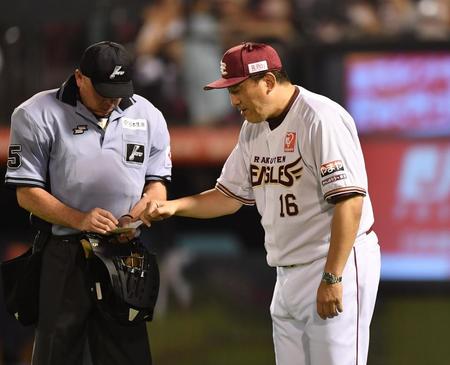 　８回、投手交代を告げる石井監督（撮影・開出牧）