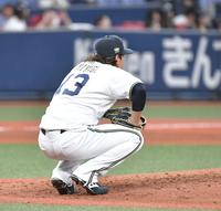 　４回、今宮に同点本塁打を放たれた宮城（撮影・石井剣太郎）