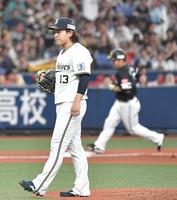　６回、近藤（奥）に本塁打を放たれた宮城（撮影・石井剣太郎）