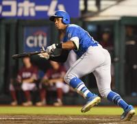 　９回、ショートへの勝ち越し適時内野安打を放つ万波（撮影・開出牧）