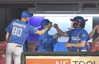 　連敗を脱出し森本コーチ（左）とグータッチを交わす新庄監督（撮影・開出牧）