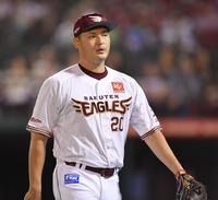 　９回、万波に勝ち越しの適時内野安打を打たれた安楽（撮影・開出牧）