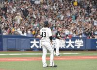 　５回、甲斐に勝ち越し３ランを放たれ呆然とする宮城（撮影・石井剣太郎）