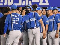 　連敗脱出しナインとタッチを交わす新庄監督（手前右）＝（撮影・開出牧）