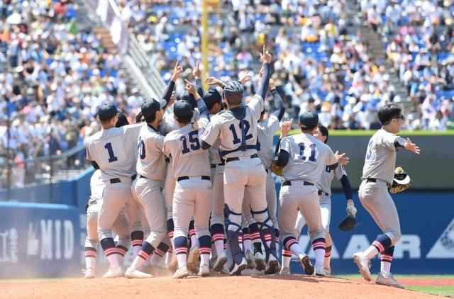 【写真】問題となった２塁ベース上　ベース踏み忘れの判定に横浜の選手も困惑の表情