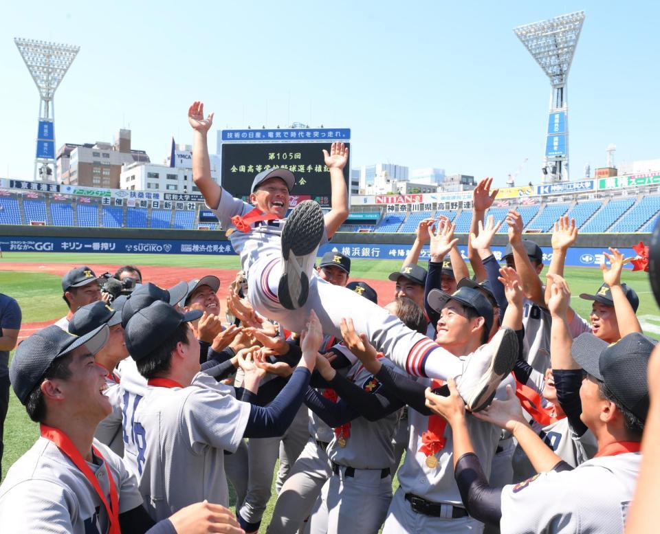 　甲子園出場を決め、胴上げされる慶応・森林貴彦監督（中央）＝撮影・伊藤笙子