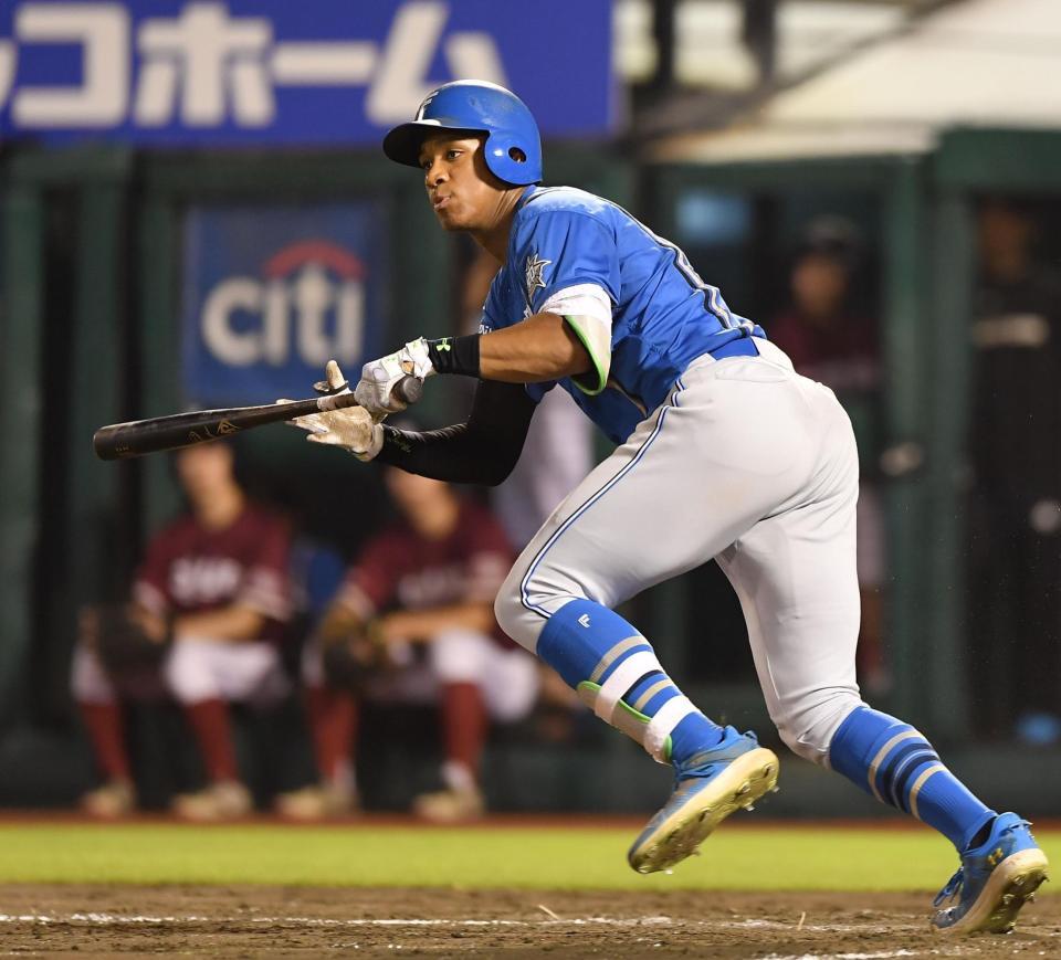 　９回、ショートへの勝ち越し適時内野安打を放つ万波（撮影・開出牧）