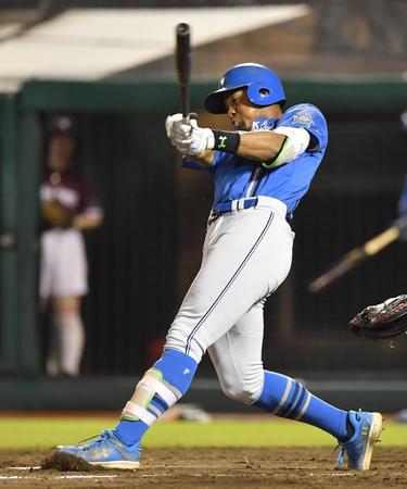 　５回、レフト線に適時二塁打を放つ万波（撮影・開出牧）